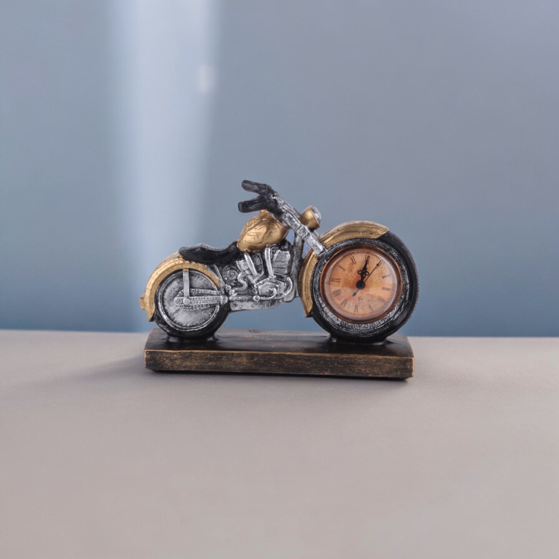 Polyester Vintage Harley Motosiklet Masa Saati - Dekoratif ve Şık Tasarımlı Biblo