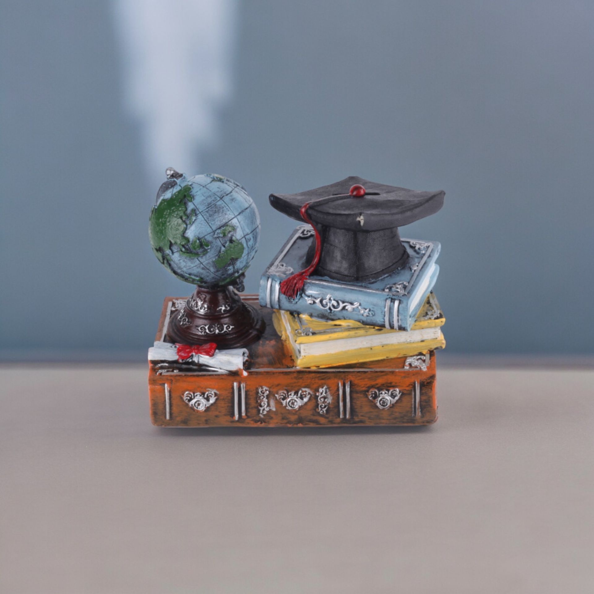 Mezuniyet Temalı Polyester Masa Üstü Dekorasyon - Dünya Küresi ve Kitaplar ile