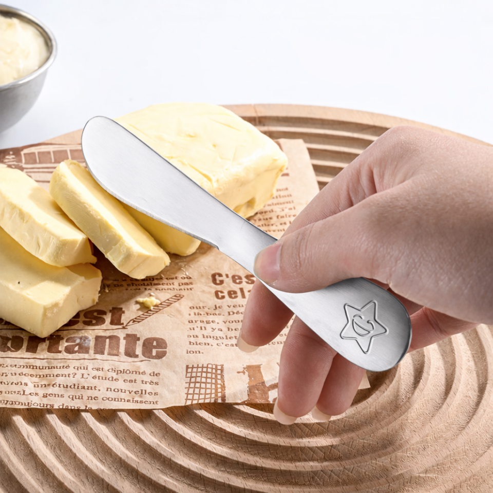 Paslanmaz Çelik Tereyağı Bıçağı Ergonomik Tutacaklı Yıldız Desenli Gümüş