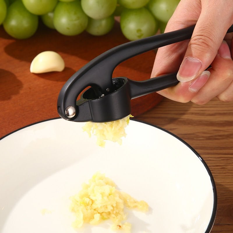 Siyah Renk Ergonomik Sarımsak Ezici – Pratik Paslanmaz Çelik Gövdeli Mutfak Aleti