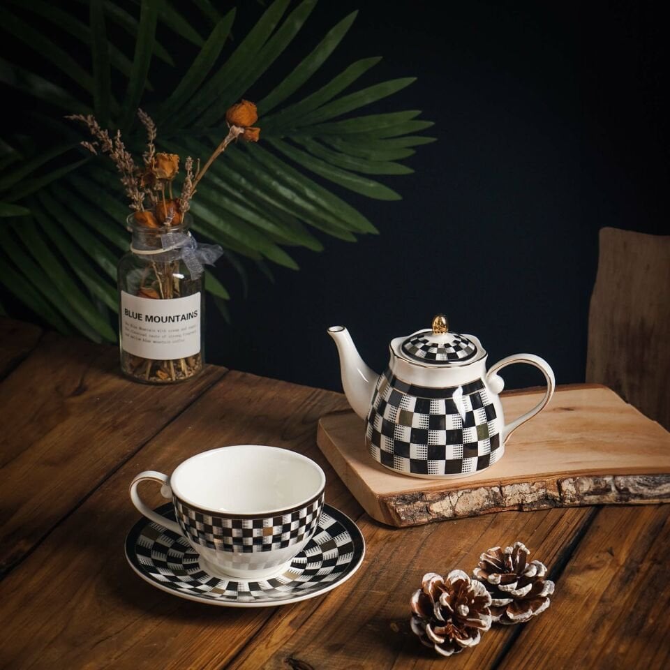 4 Parça Dama Desenli Gold Çay ve Kahve Fincanı + Porselen Demlik Seti