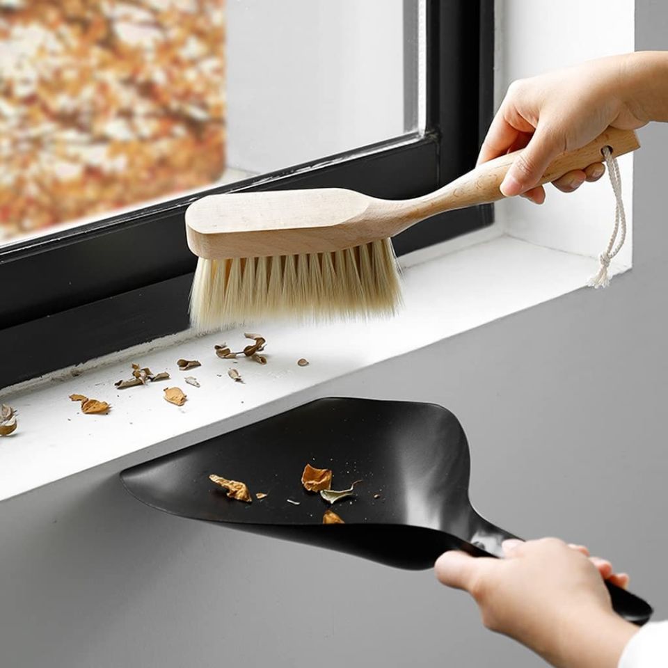 Ahşap Saplı Plastik Faraş ve Temizlik Fırçası Seti – Ergonomik ve Dayanıklı Tasarım