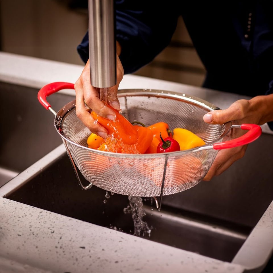 Paslanmaz Çelik Ayaklı Süzgeç 30 cm – Saplı Sebze Meyve Yıkama ve Süzme Eleği