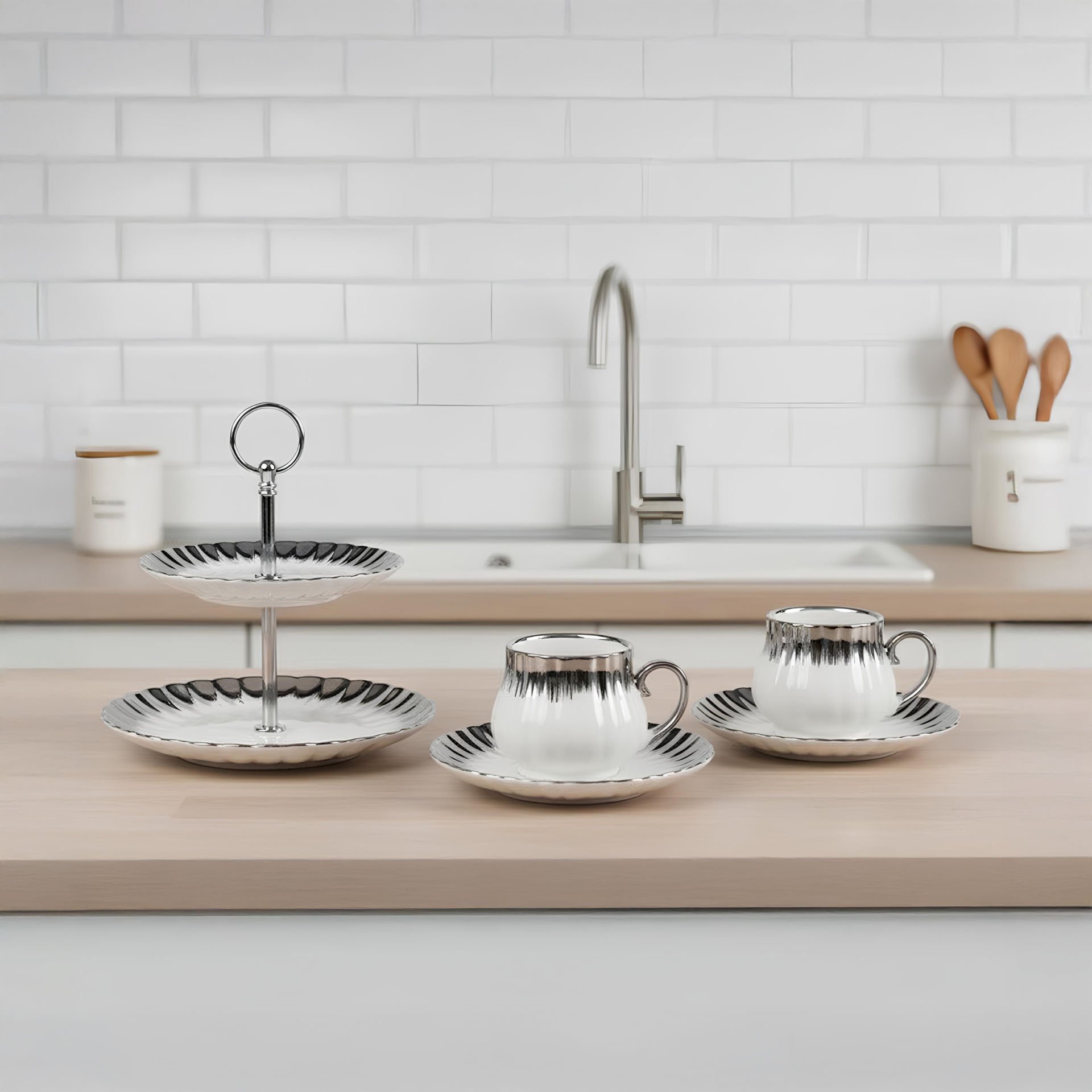 Enzo Gümüş Detaylı Porselen 2'li Kahve Fincan ve 2 Katlı Servis Sunum Takımı